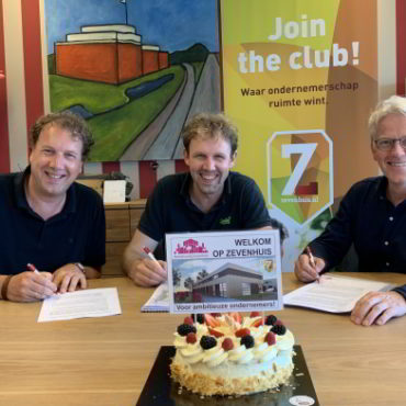 B4 Vastgoed tekent koopcontract Zevenhuis