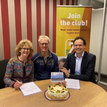 Ton en Carla Beerepoot tekenen koopcontract Zevenhuis