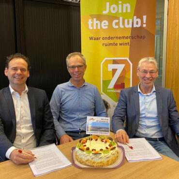 Paul van Bemmel en Edwin Bakker tekenen koopcontract Zevenhuis