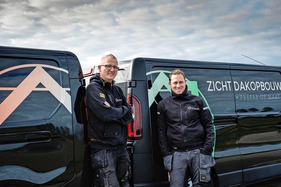 Koen van der Gulik (l) en Sybren de Vries gaan naar nieuwbouw op Zevenhuis met hun bedrijf Zicht Bouw.